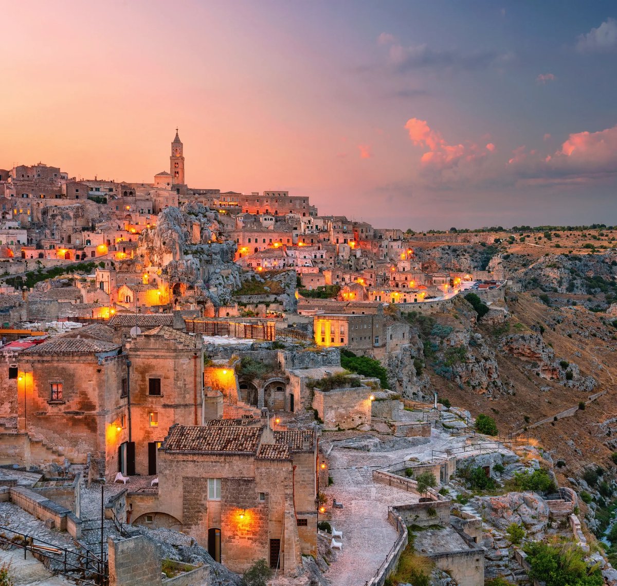 Abendstimmung über den historischen Höhlensiedlungen und Steinhäusern von Matera.