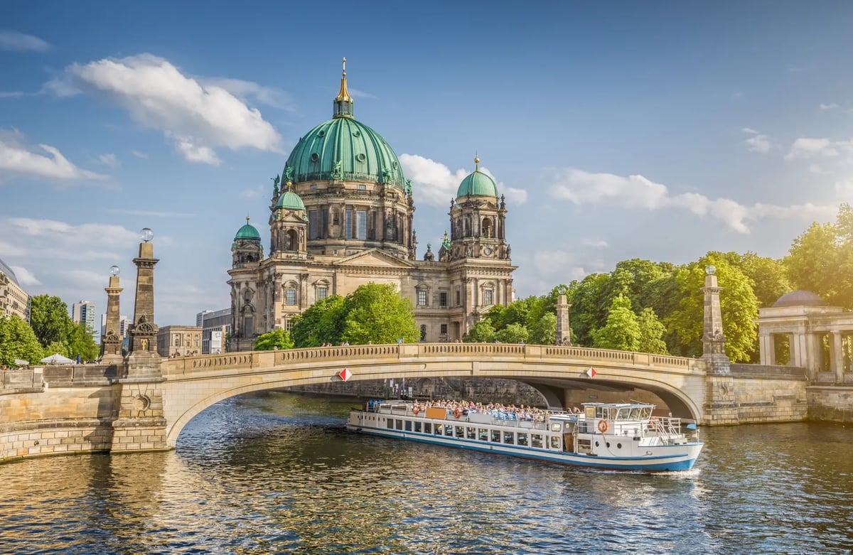 Berliner Dom mit Ausflugsschiff auf der Spree vor der historischen Museumsinsel.