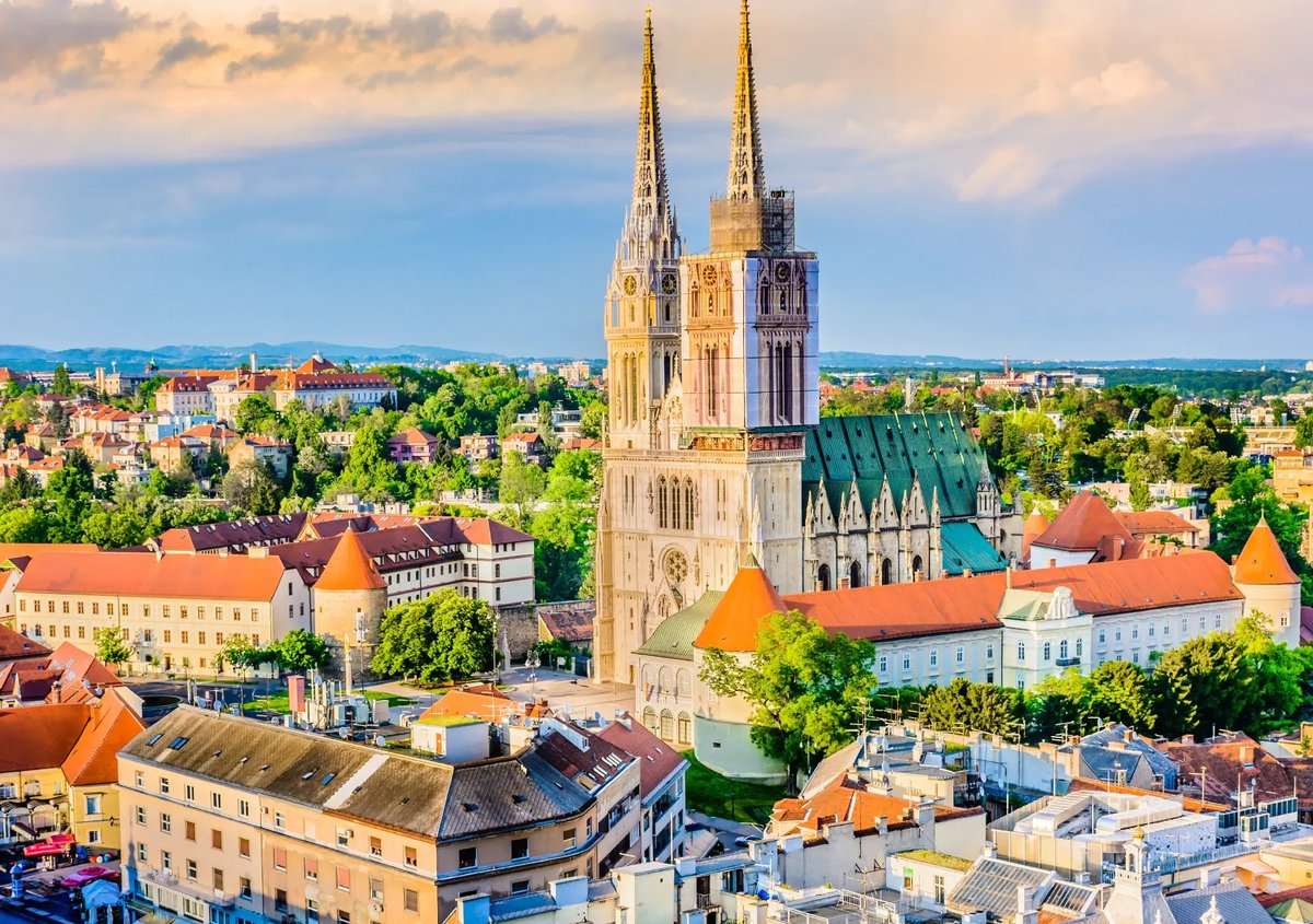 Blick auf die Kathedrale und die Altstadt von Zagreb bei Abendlicht.