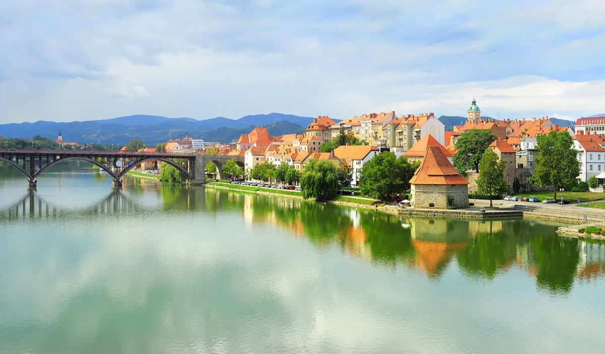 Blick über Maribor mit der Drau, Brücke und der historischen Altstadt.