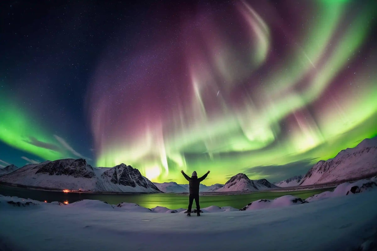 Faszinierende Nordlichter über der verschneiten Winterlandschaft Skandinaviens mit spektakulären grünen und violetten Farbspielen am Nachthimmel.