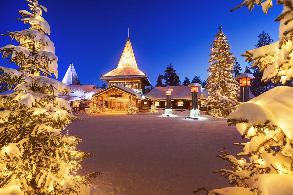 Das festlich beleuchtete Santa Claus Village in Rovaniemi in Finnisch Lappland – die Heimat des Weihnachtsmanns und ein magischer Winterort im hohen Norden.