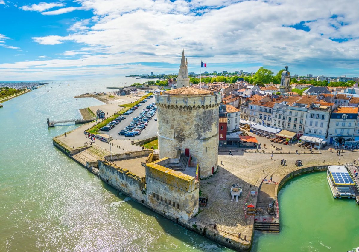 Historischer Hafenturm von La Rochelle mit Altstadt, Hafenbecken und Blick auf die Atlantikküste.