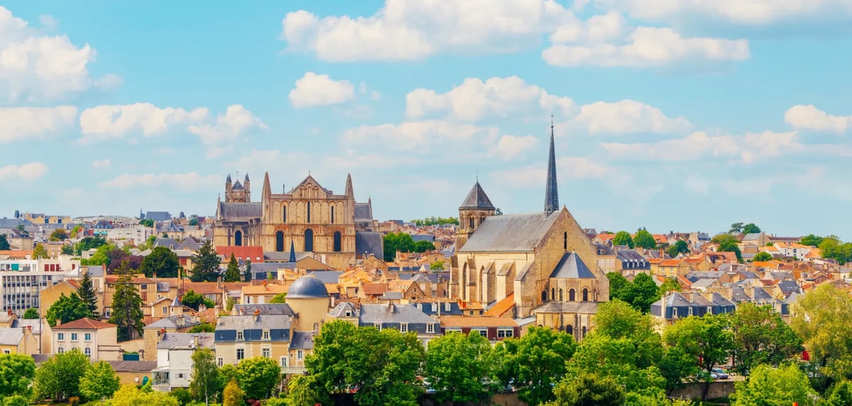 Panoramablick über die historische Altstadt von Poitiers mit romanischen Kirchen und Kathedralen.