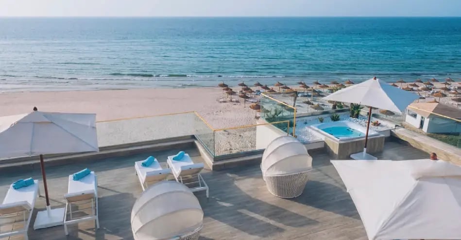 Terrasse des Iberostar Selection Kuriat Palace mit Blick auf Strand und Meer.