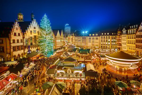 Weihnachtsmarkt in Frankfurt mit großem Weihnachtsbaum und vielen Besuchern bei Nacht