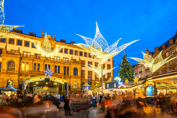 Weihnachtsmarkt in Wiesbaden mit beleuchteten Sterninstallationen und vielen Besuchern