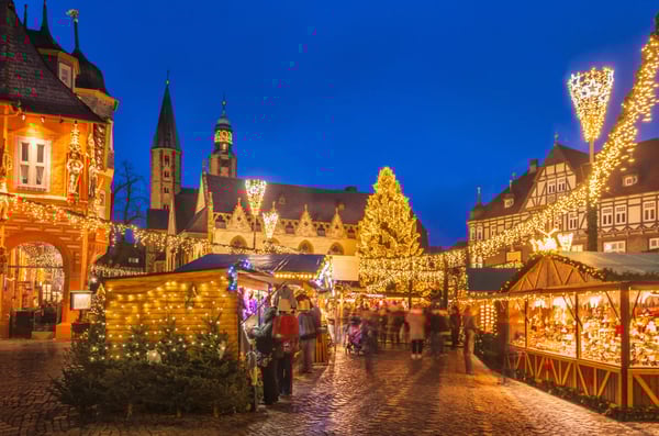 Stimmungsvoller Weihnachtsmarkt in Goslar mit beleuchteten Ständen und festlich geschmücktem Platz.