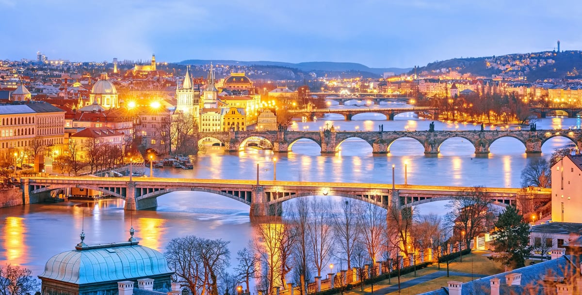 Beleuchtete Stadt Prag mit Brücken über die Moldau in stimmungsvoller Abendbeleuchtung