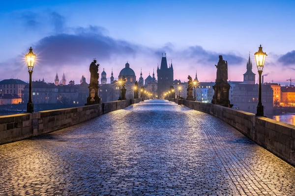 Karlsbrücke in Prag bei Dämmerung mit Blick auf Altstadt und Türme