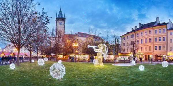 Weihnachtsmarkt in Prag mit leuchtender Engel Figur und festlicher Beleuchtung
