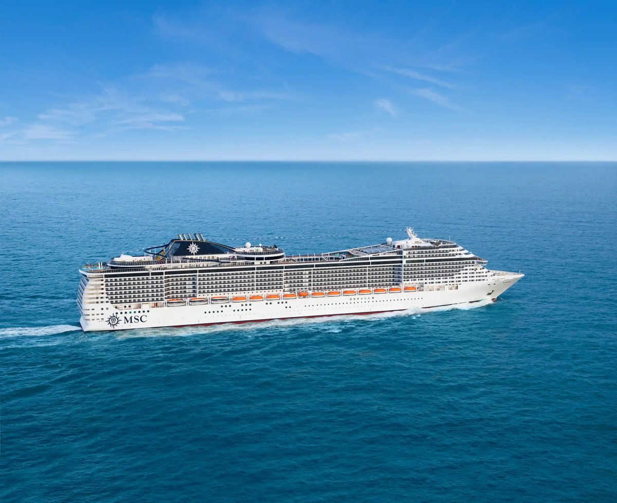 Grosses weisses Kreuzfahrtschiff MSC Preziosa fährt bei ruhiger See über das offene Meer, umgeben von tiefblauem Wasser und klarem Himmel