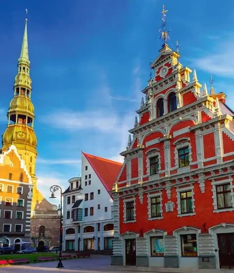 Schwarzhäupterhaus und Petrikirche in der historischen Altstadt von Riga.