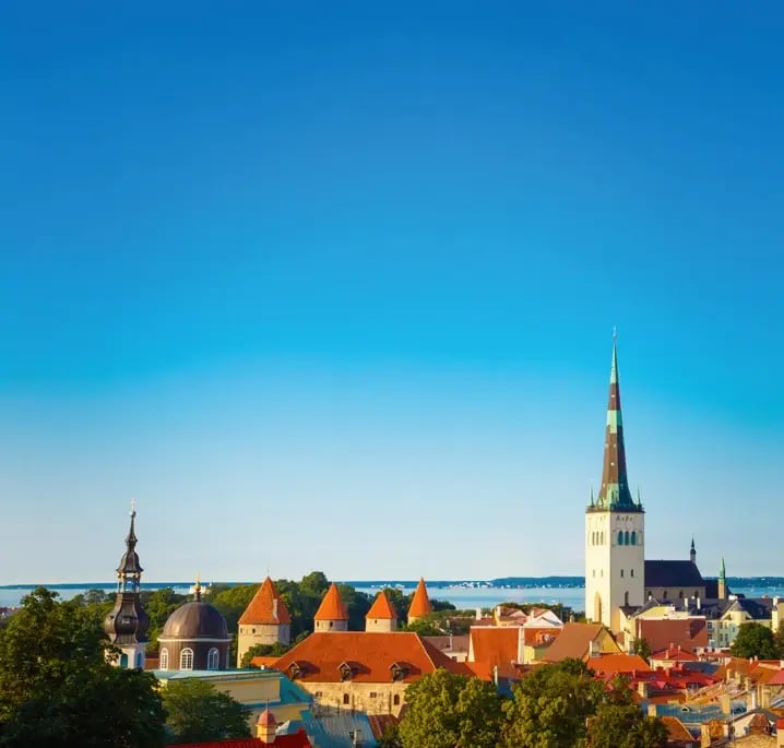 Altstadt von Tallinn mit mittelalterlichen Türmen und der St.-Olaf-Kirche.
