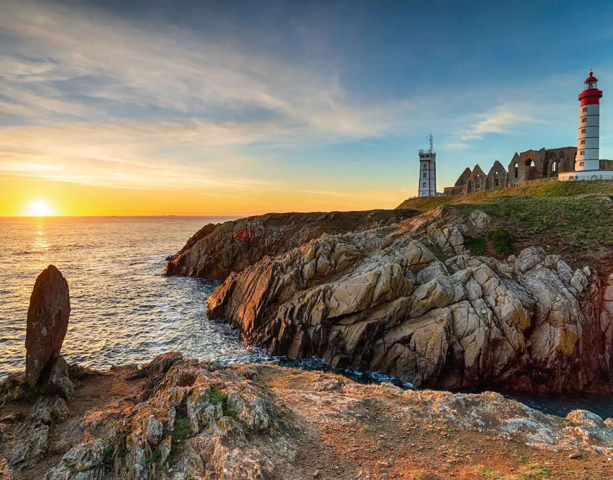 Leuchtturm und Klosterruine Pointe Saint-Mathieu bei Brest an der felsigen Atlantikküste.