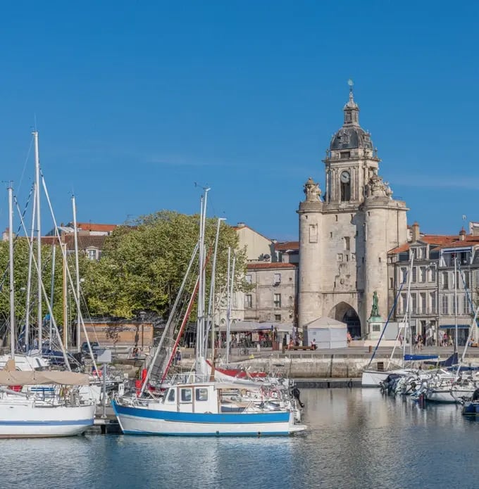 Alter Hafen von La Rochelle mit Segelbooten und dem historischen Hafenturm.