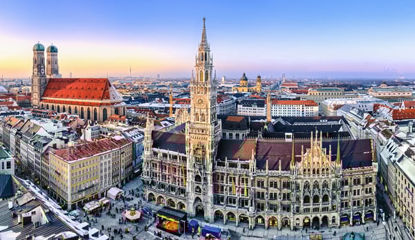 Vue sur le centre historique de Munich avec Marienplatz et la Frauenkirche sous un ciel clair