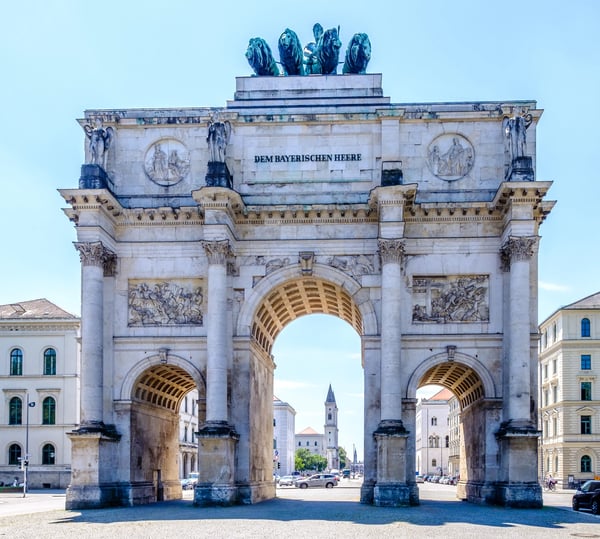 Arc de triomphe Siegestor à Munich avec arches colonnes et sculptures