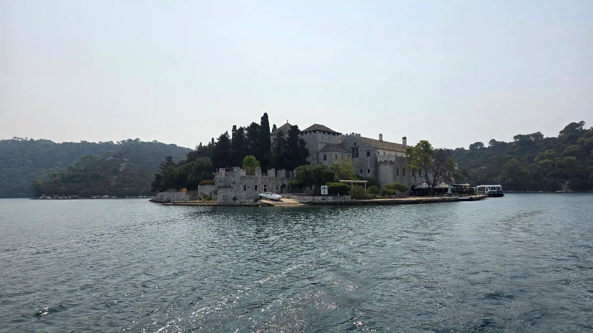 Île verdoyante entourée des eaux calmes de la mer Adriatique
