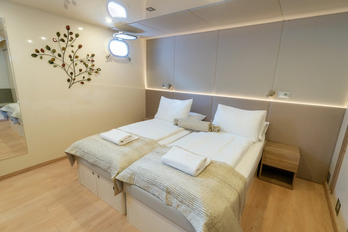 Cabine lumineuse a bord du MS Adriatic Sky avec lits jumeaux, fenetre et rangements modernes.