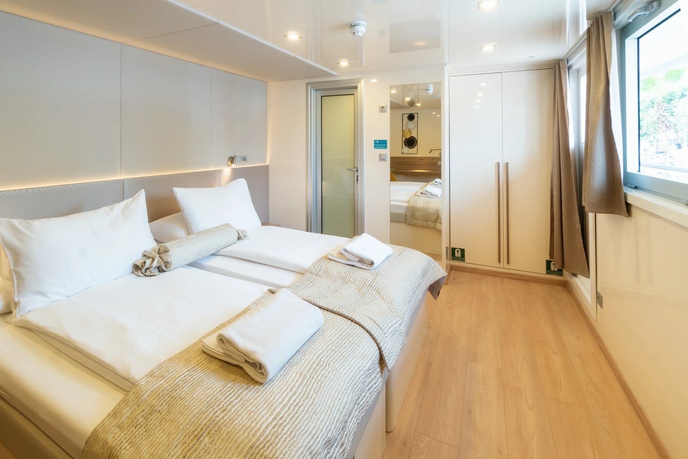 Cabine confortable a bord du MS Adriatic Sky avec lits jumeaux, hublot et amenagement lumineux.