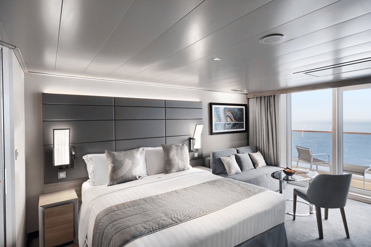 Großzügige Yacht Club Balkonkabine mit Sitzbereich und Balkon zum Meer