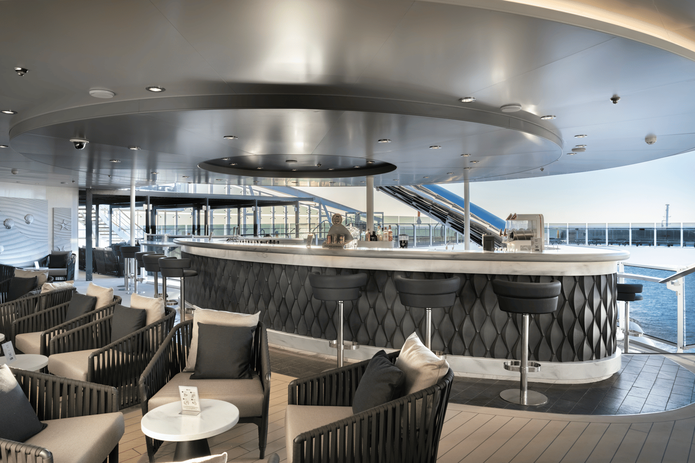 Stilvolle Bar an Bord mit Sitzgelegenheiten und Blick auf das Meer
