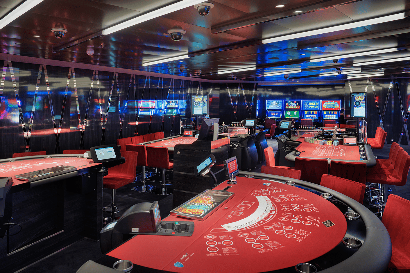 Modernes Casino an Bord mit Spieltischen und Spielautomaten
