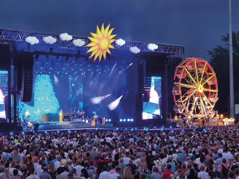 Grosses Open-Air-Konzert mit Bühne, Publikum und Riesenrad bei Andrea Berg Heimspiel