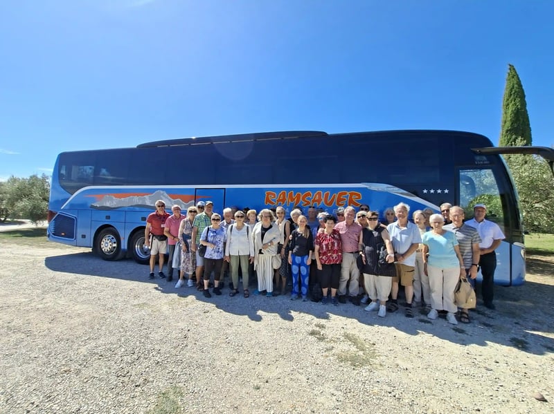 Reisegruppe vor ihrem Reisebus während einer Rundreise durch die Provence