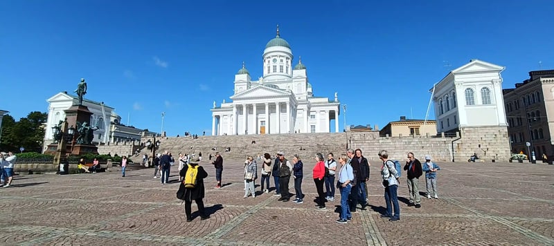 Reisegruppe auf dem Senatsplatz vor dem weissen Dom von Helsinki.
