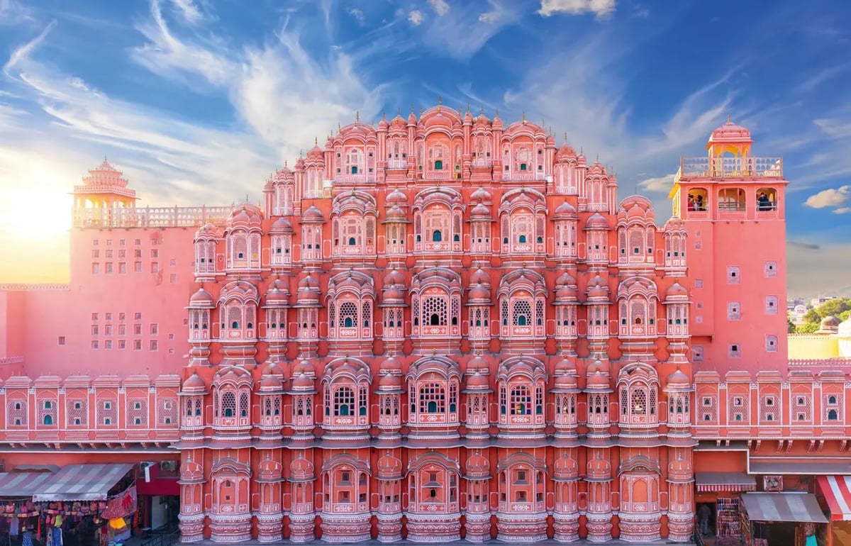 Der berühmte Hawa Mahal, auch „Palast der Winde“ genannt, im Herzen von Jaipur.