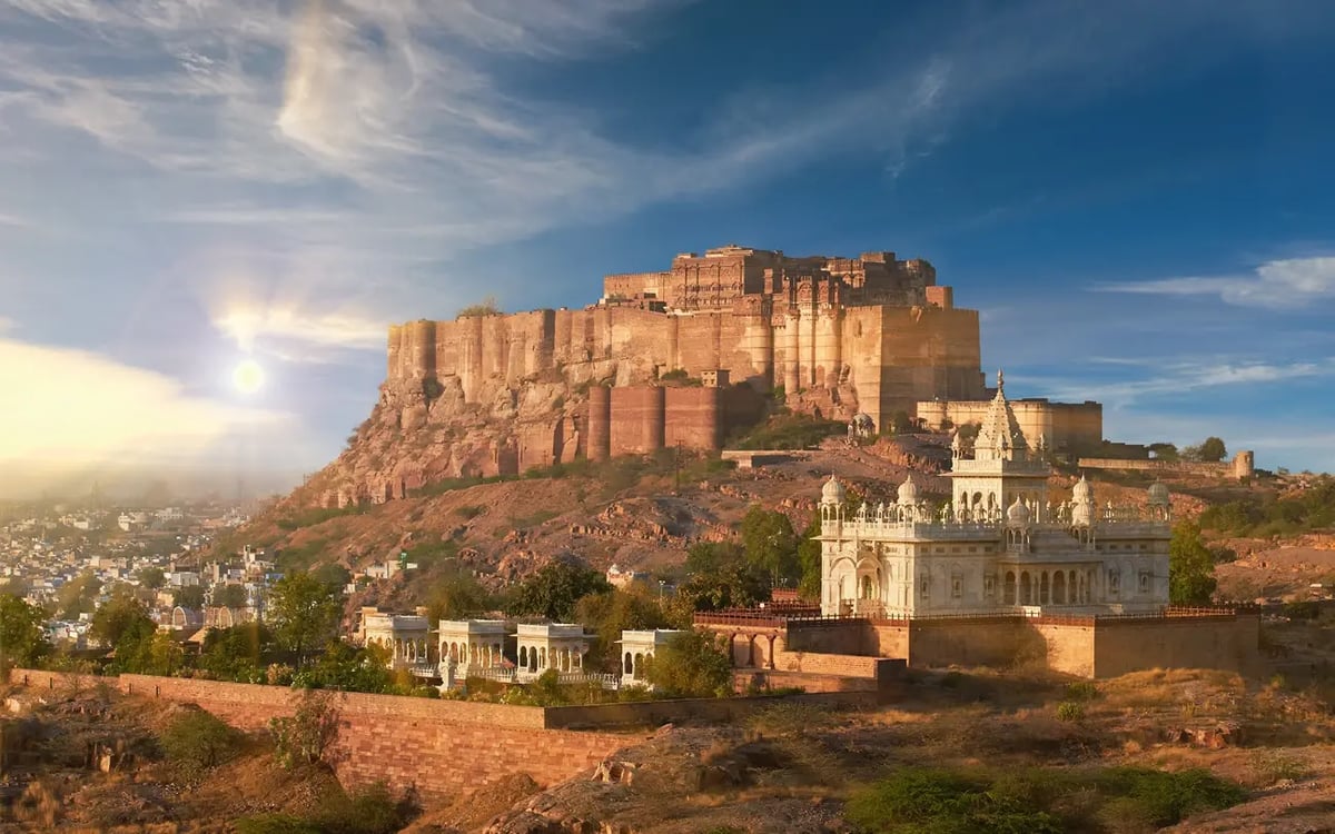 Das imposante Mehrangarh Fort oberhalb von Jodhpur sowie das elegante Marmor Mausoleum Jaswant Thada.