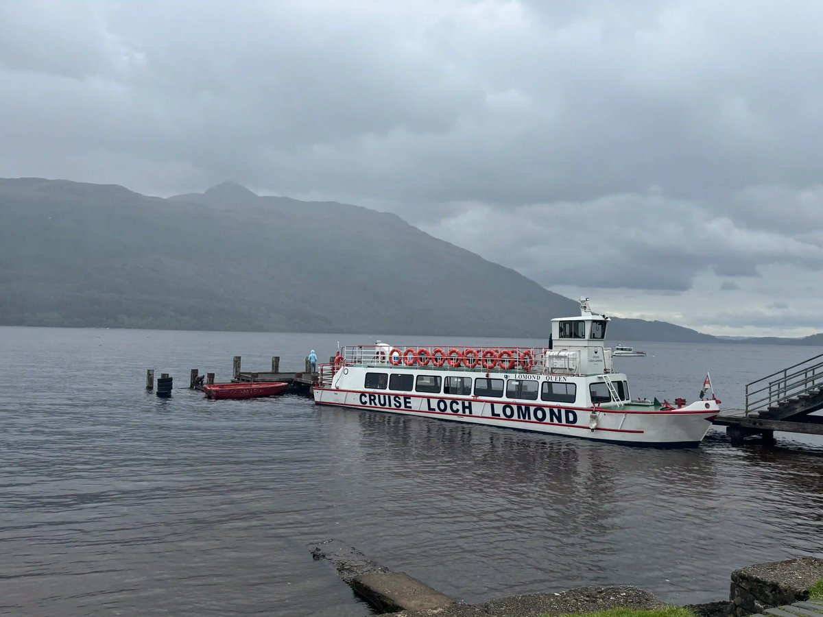 Ausflugsschiff auf dem Loch Lomond vor schottischer Bergkulisse.