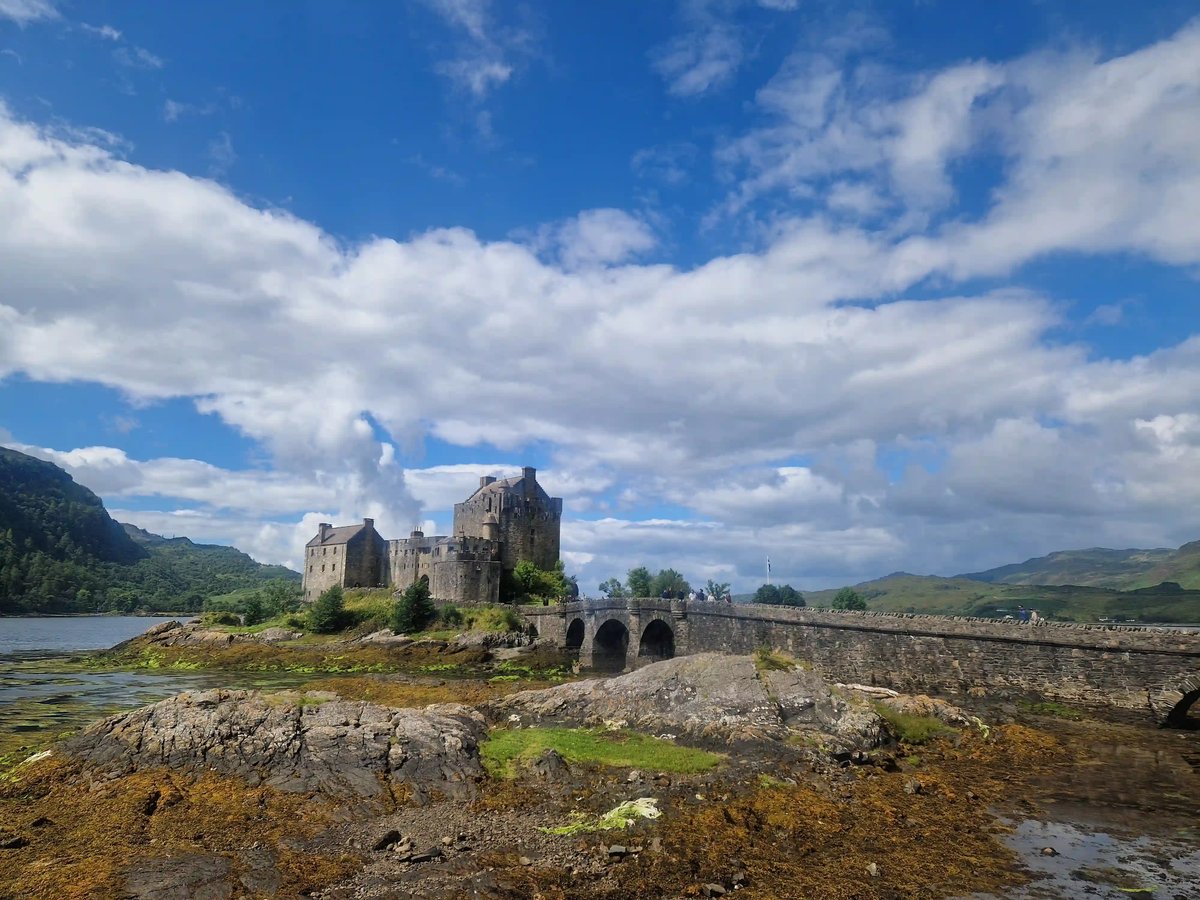 Eilean Donan Castle in den schottischen Highlands mit historischer Steinbrücke.