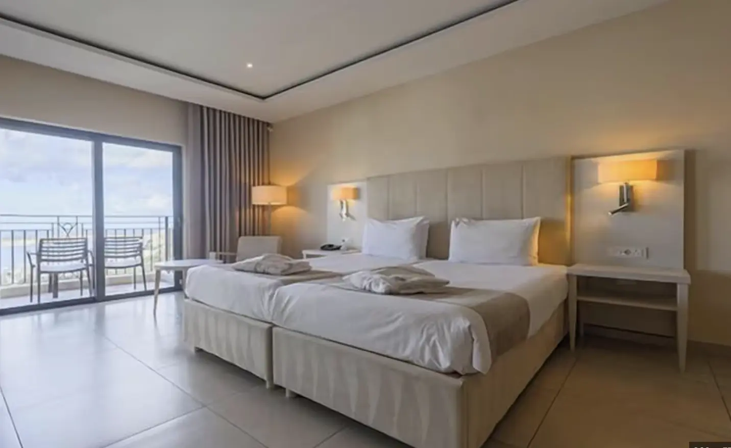 Modernes Doppelzimmer mit Balkon und Blick auf das Meer im Maritim Antonine Hotel & Spa