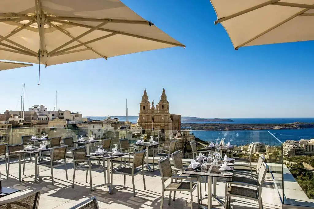 Dachterrasse des Hotels mit Restaurant, Blick auf Mellieħa und das Mittelmeer