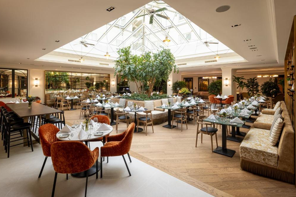 Helles Restaurant im Hilton Heidelberg mit modernem Ambiente und begrüntem Innenhof.