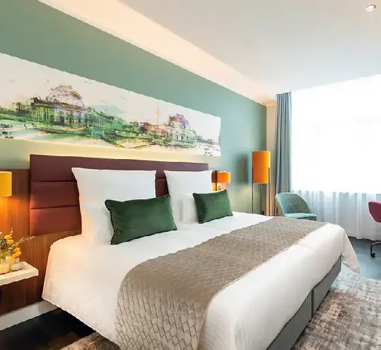 Modernes Doppelzimmer im Leonardo Hotel Berlin mit grossem Bett und hellem Ambiente.