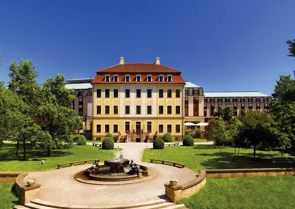 Hotel Bilderberg Bellevue Dresden mit Gartenanlage, Brunnen und historischem Hauptgebäude.