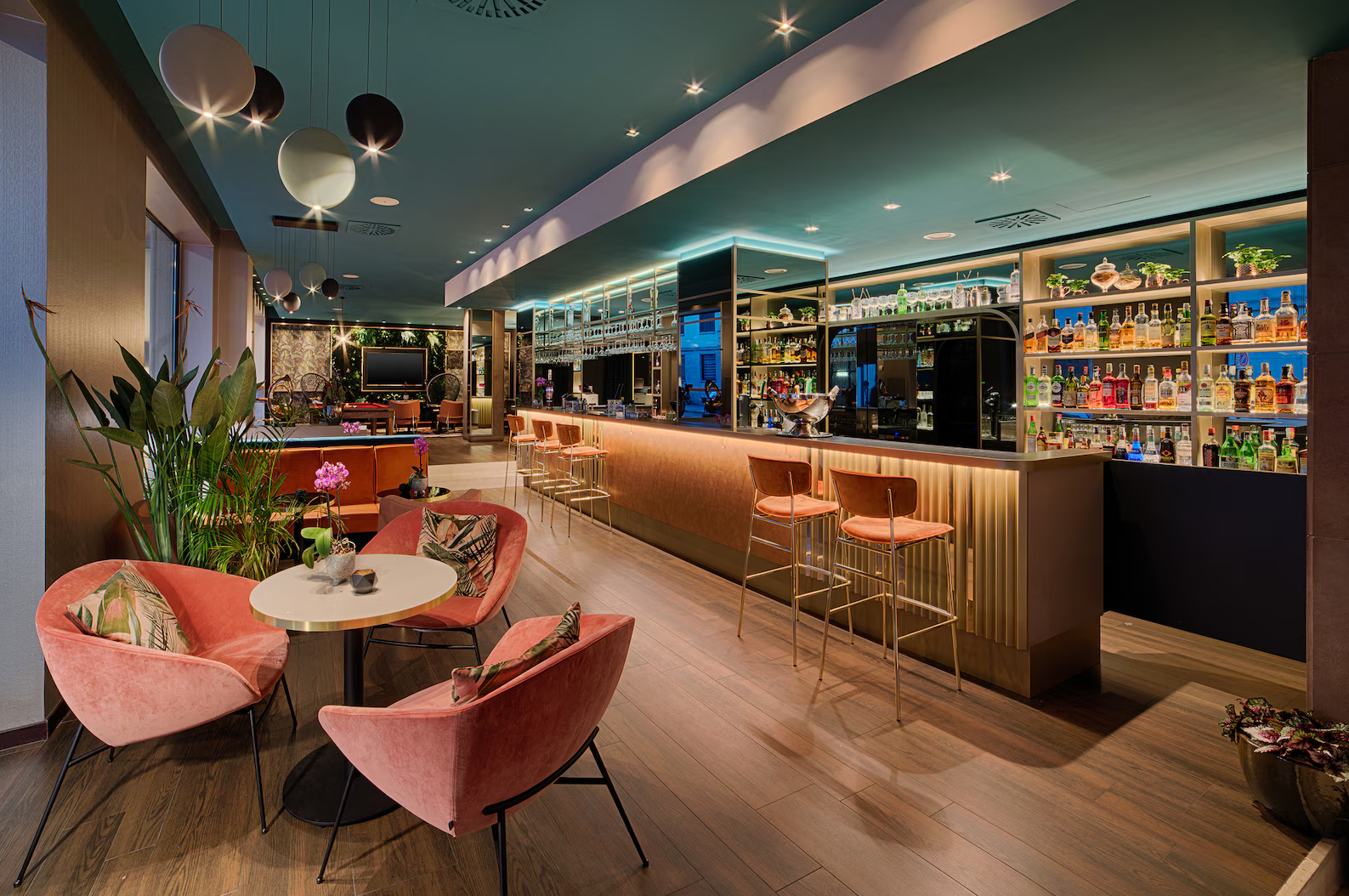 Moderne Hotelbar des NH Collection Milano Touring mit stilvollen Sitzbereichen.