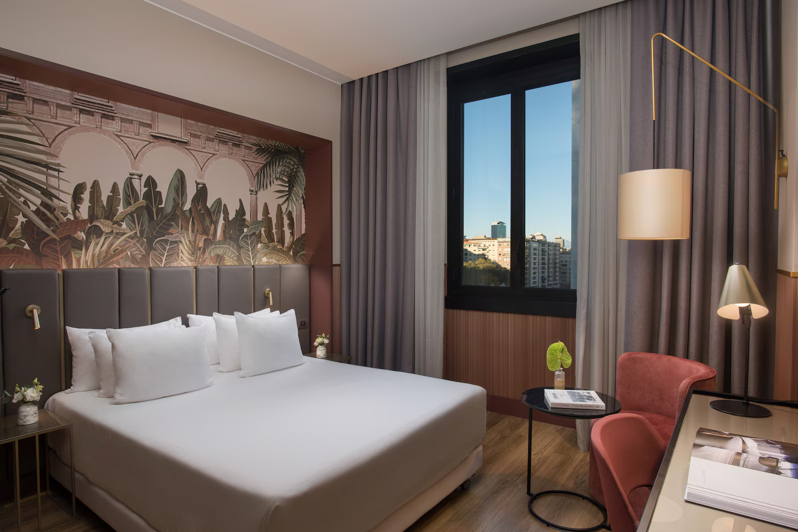 Modernes Doppelzimmer im NH Collection Milano Touring mit grossem Fenster und elegantem Design.