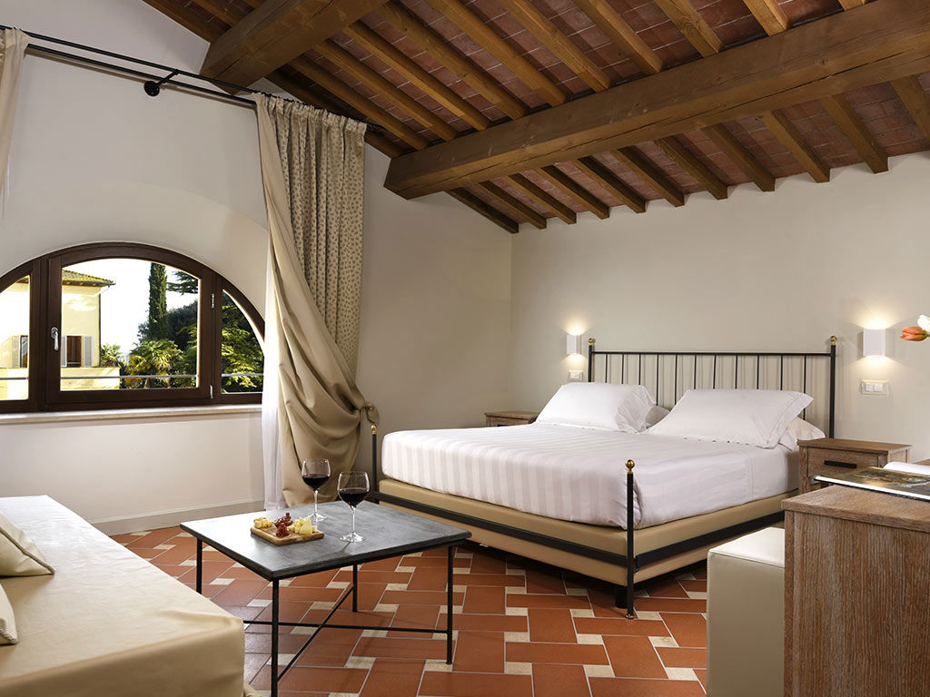 Gemütliches Doppelzimmer der Villa Sabolini mit Holzbalkendecke und toskanischem Charme.