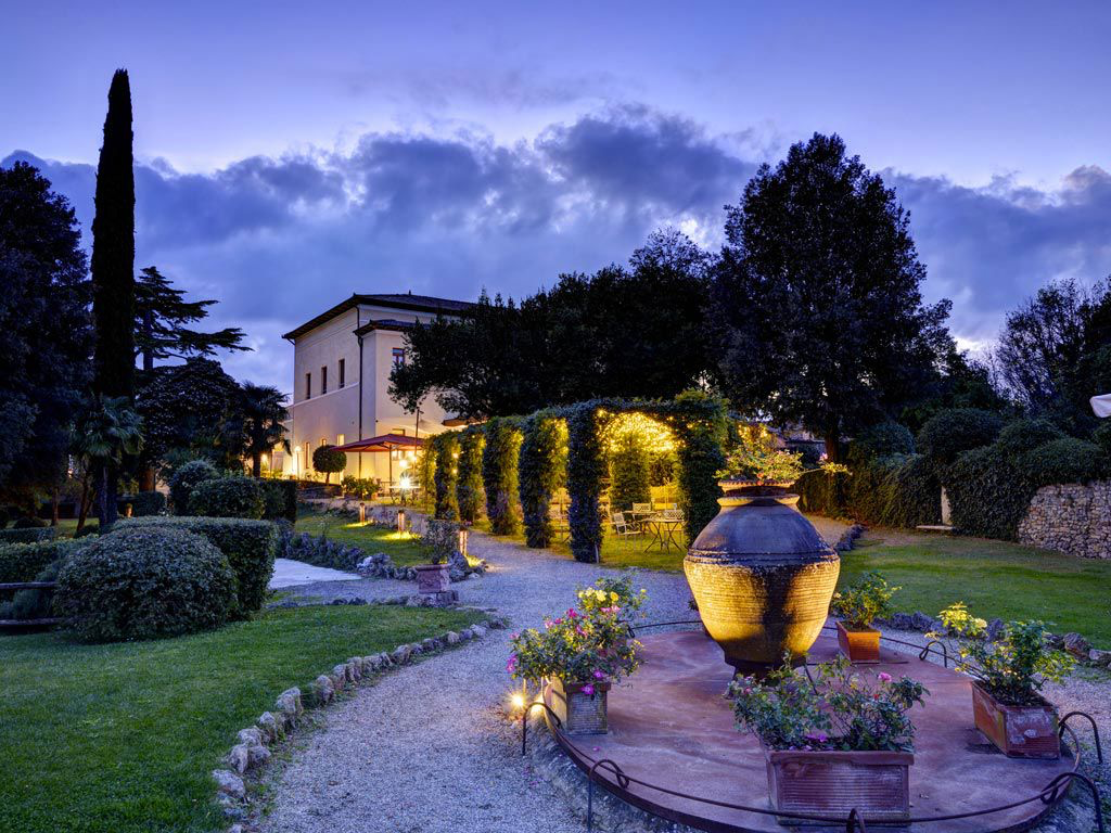 Stimmungsvoll beleuchteter Garten der Villa Sabolini in den Abendstunden.
