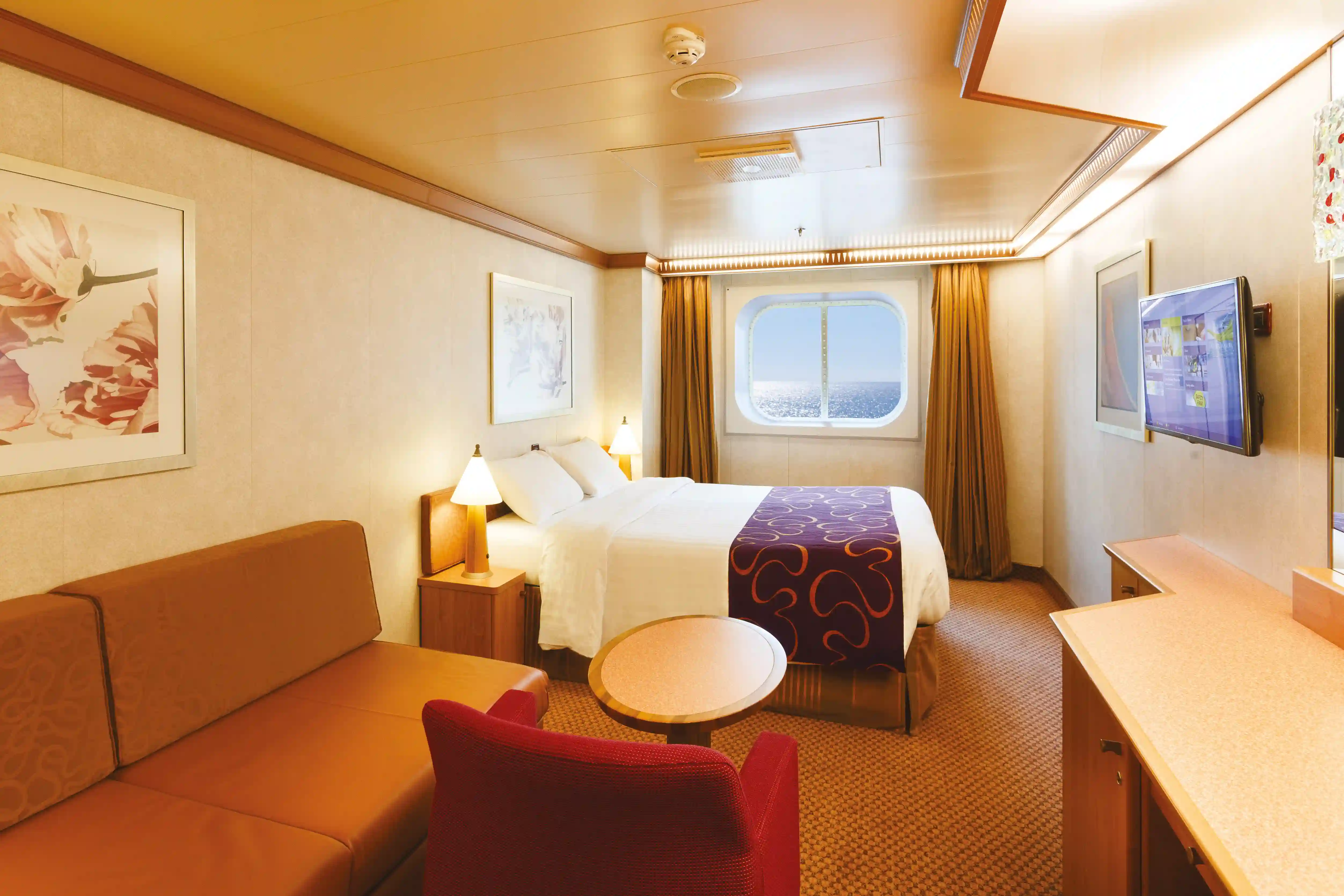 Aussenkabine auf der Costa Diadema mit Doppelbett Sitzbereich und Fenster mit Meerblick