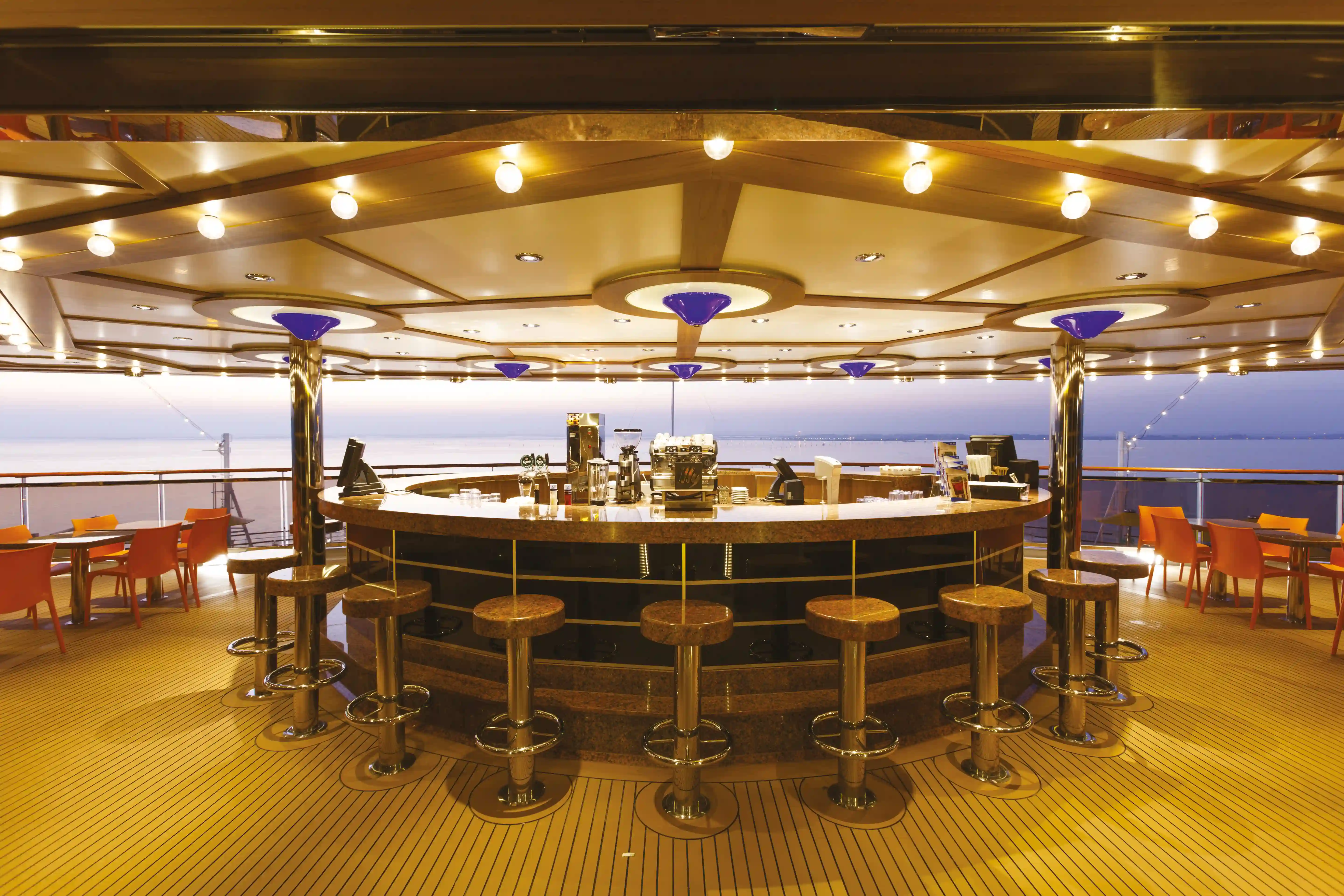 Bar im Aussenbereich der Costa Diadema mit Sitzplätzen und Meerblick