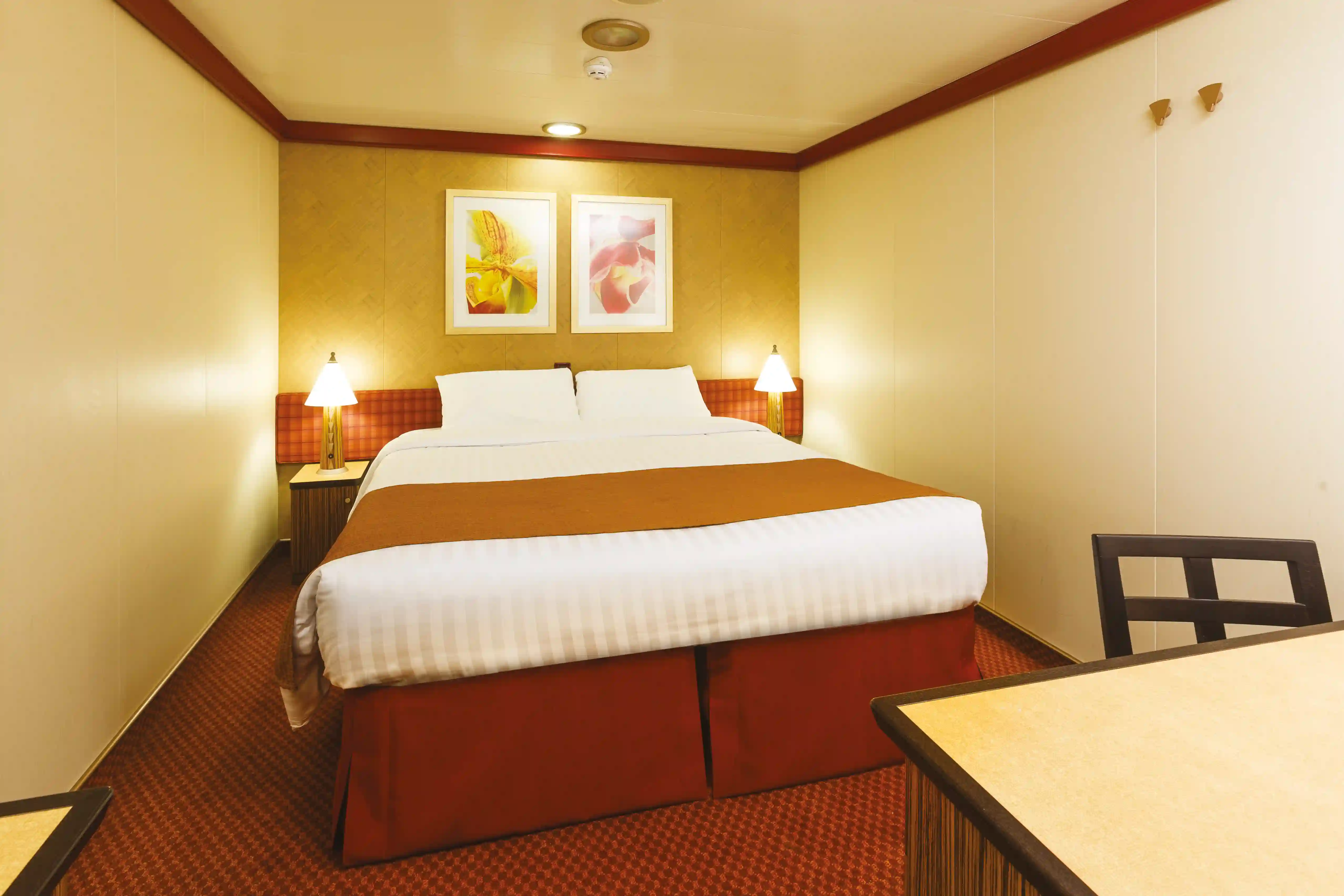 Innenkabine der Costa Diadema mit Doppelbett Nachttischen und Stauraum