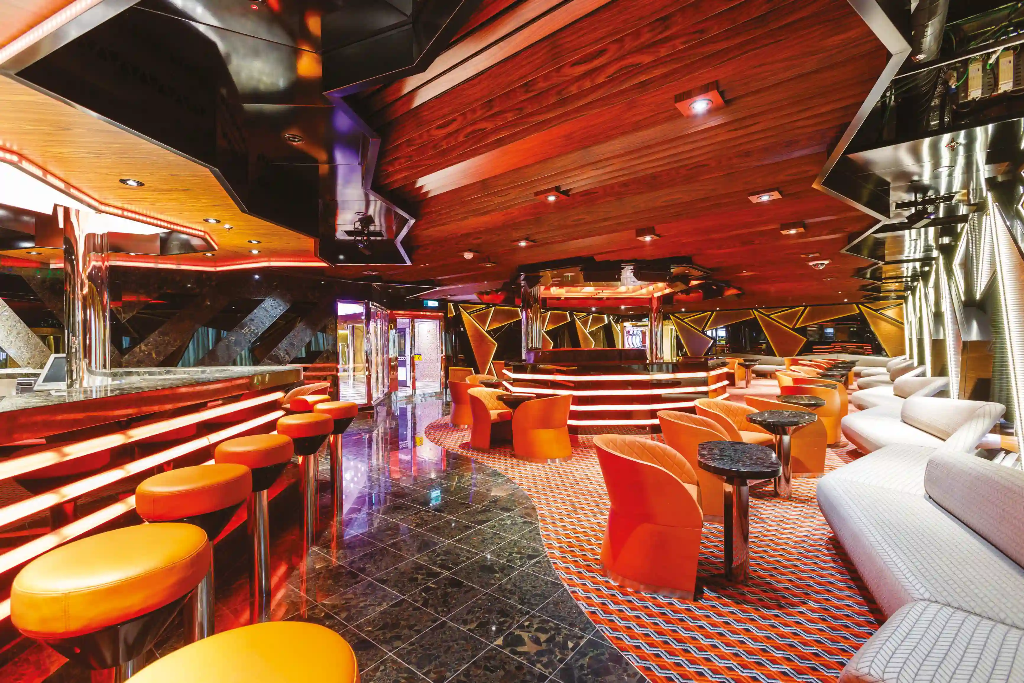 Lounge der Costa Diadema mit Bar Sitzmöbeln und stimmungsvoller Beleuchtung