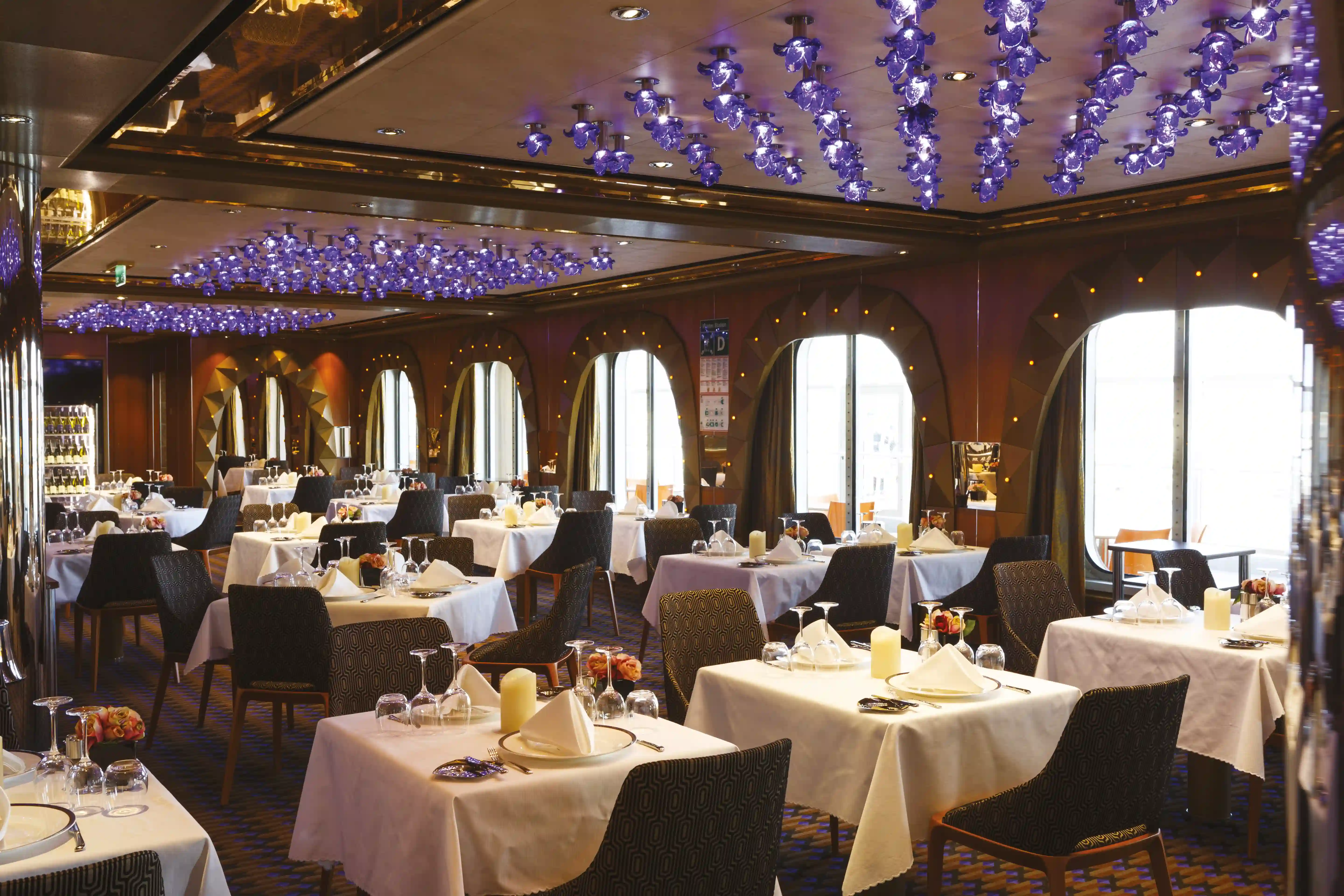Grosses Hauptrestaurant der Costa Diadema mit gedeckten Tischen und moderner Beleuchtung