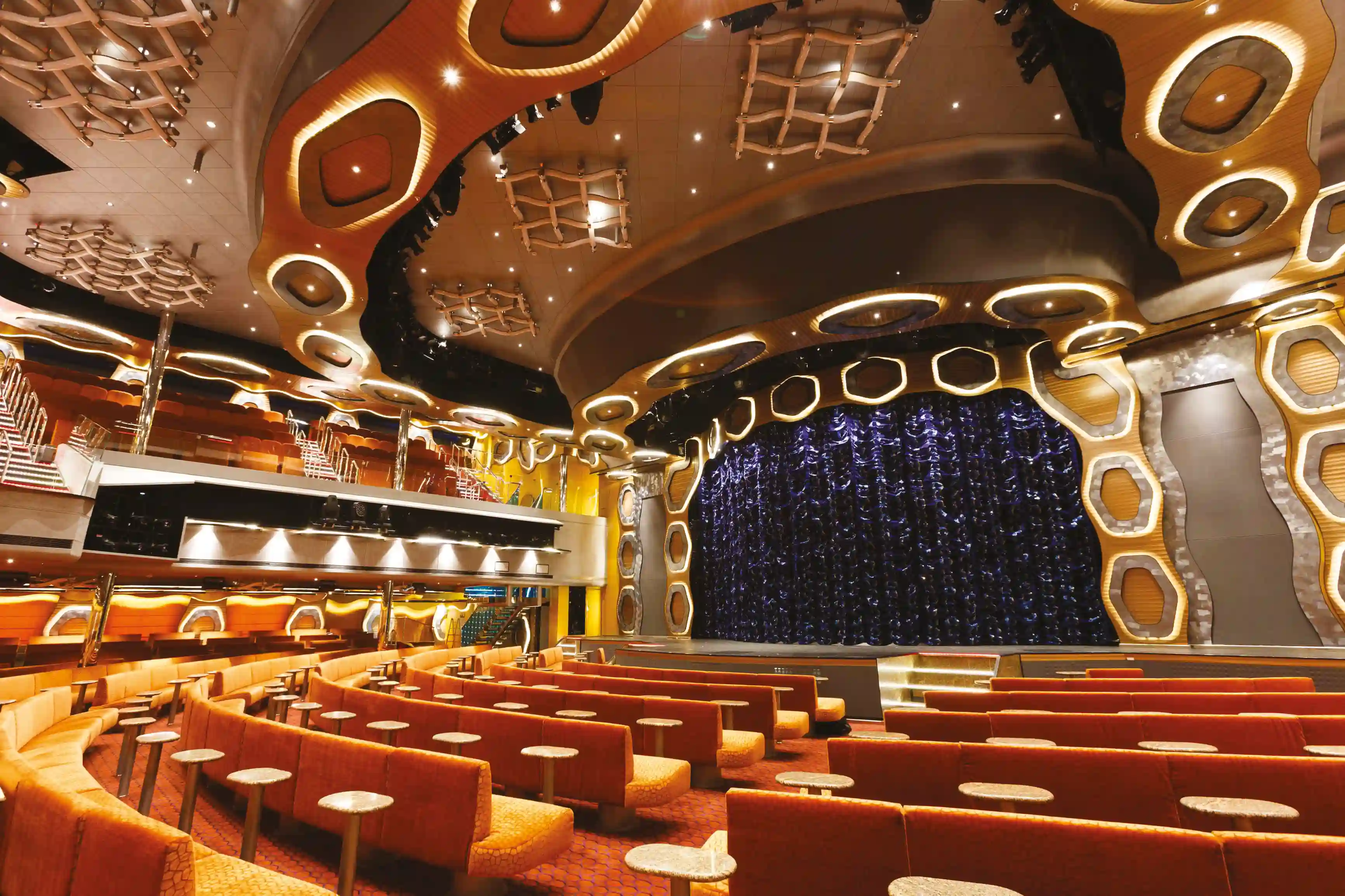 Theater der Costa Diadema mit Bühne Sitzreihen und moderner Deckengestaltung